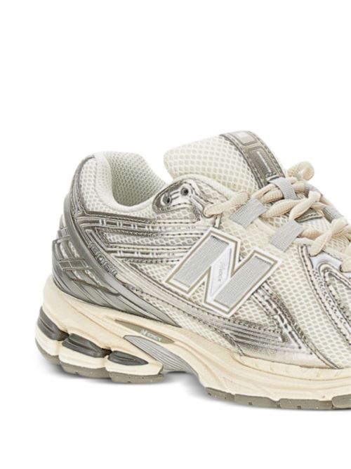 Sneaker bianca di NEW BALANCE caratterizzata da logo laterale, dettagli argento, suola segmentata e lacci. NEW BALANCE | U1906RCNARIDSTONE